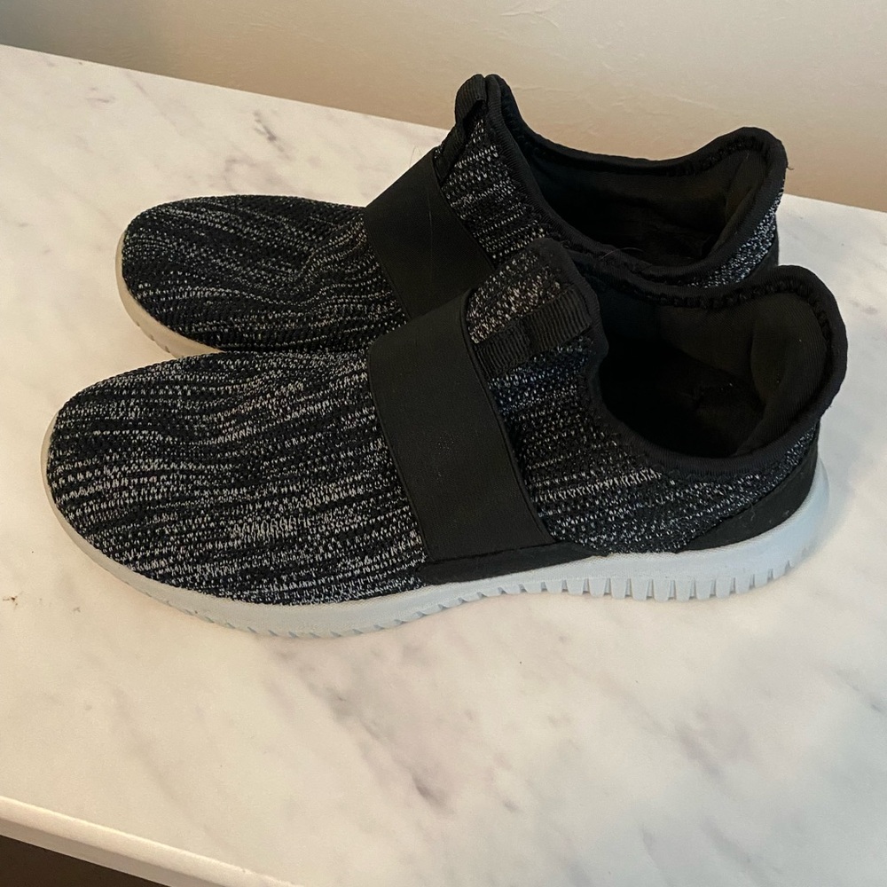 Black tennis shoes